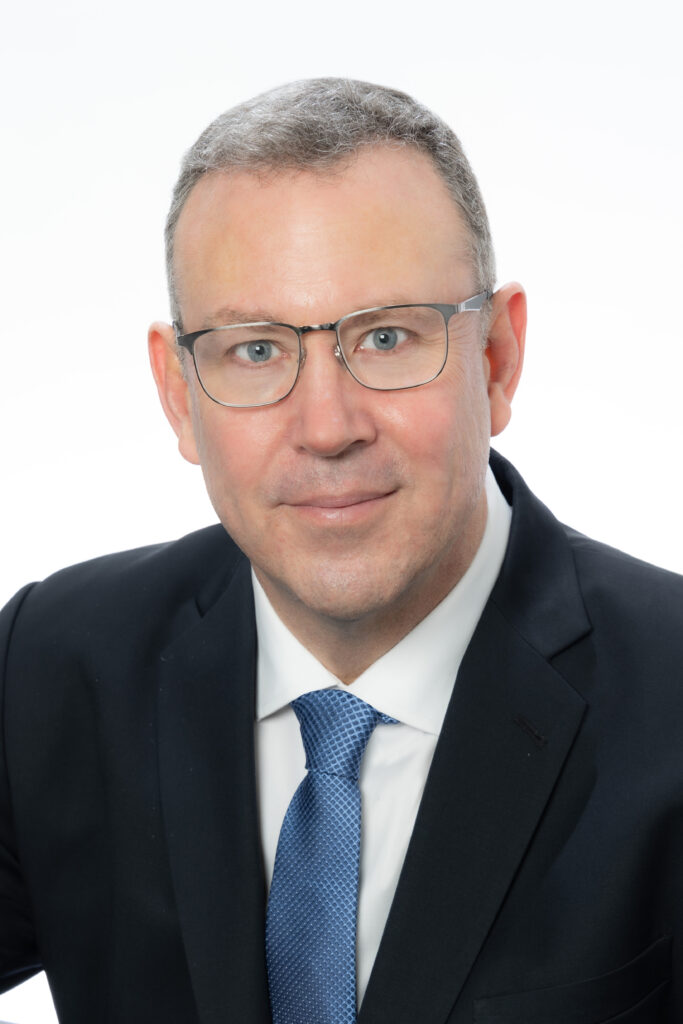 ian drewe headshot